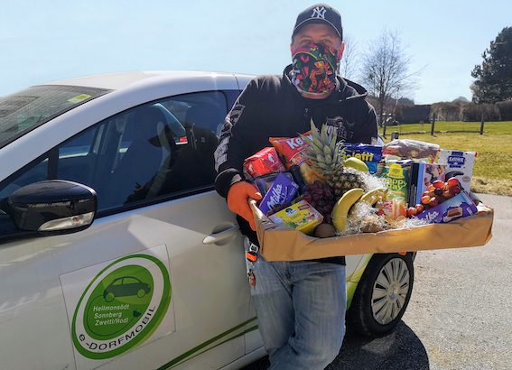Mit Geschenkskorb aus Salzburg Zwettlerin überrascht
