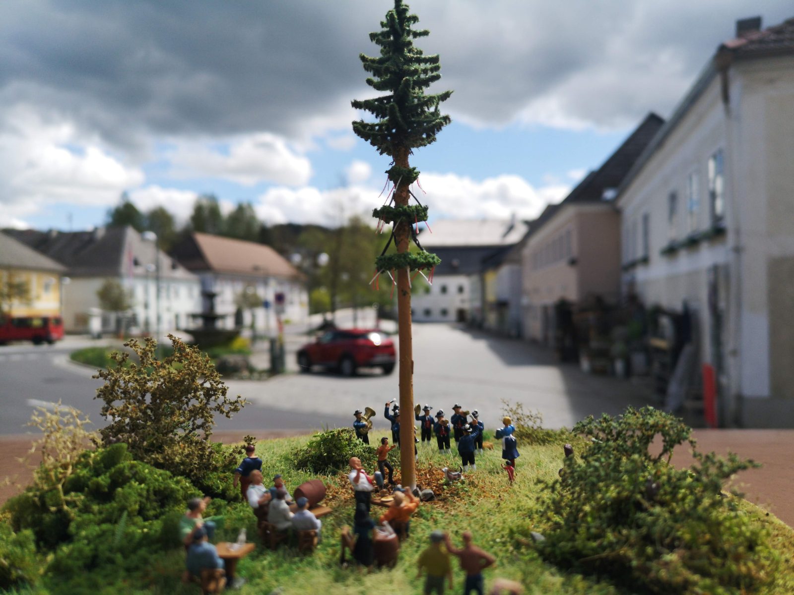 ZAK stellt kleinsten Maibaum Österreichs auf